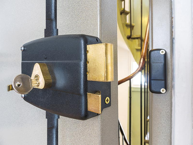 Serrure multipoint haute sécurité sur une porte d'entrée